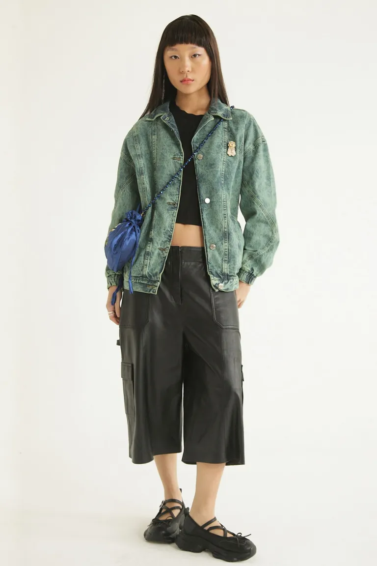 Chaqueta de jean oversize con detalles estructurales y lavado ácido de Las Pepas en Chaquetas para argentina