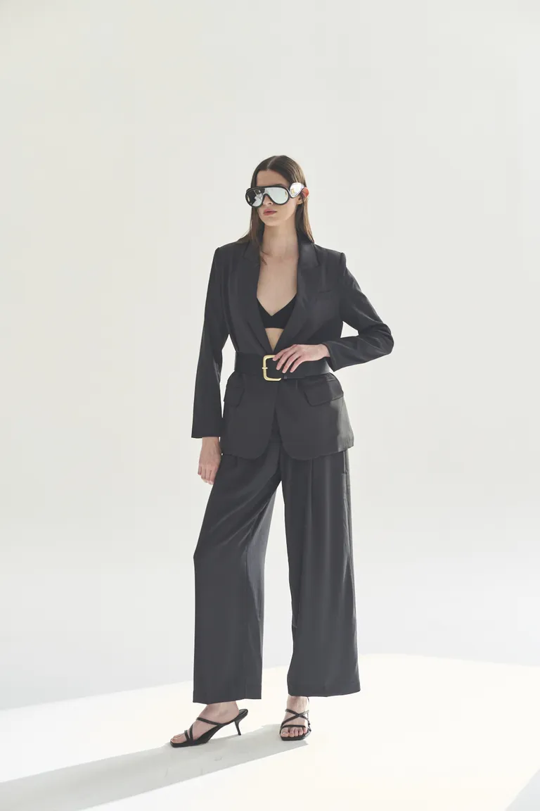 Blazer negro de diseño atemporal y elegante para mujeres de Akiabara en Blazers para argentina