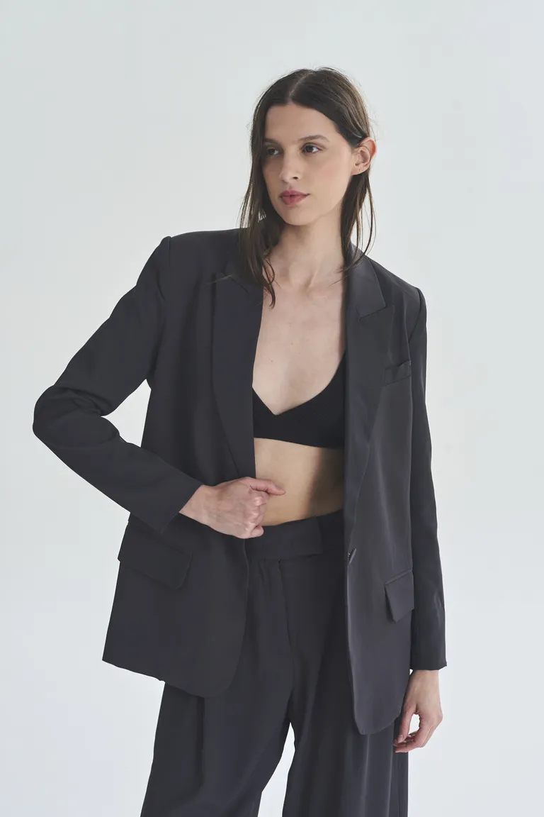 Blazer negro de diseño atemporal y elegante para mujeres de Akiabara en Blazers para argentina