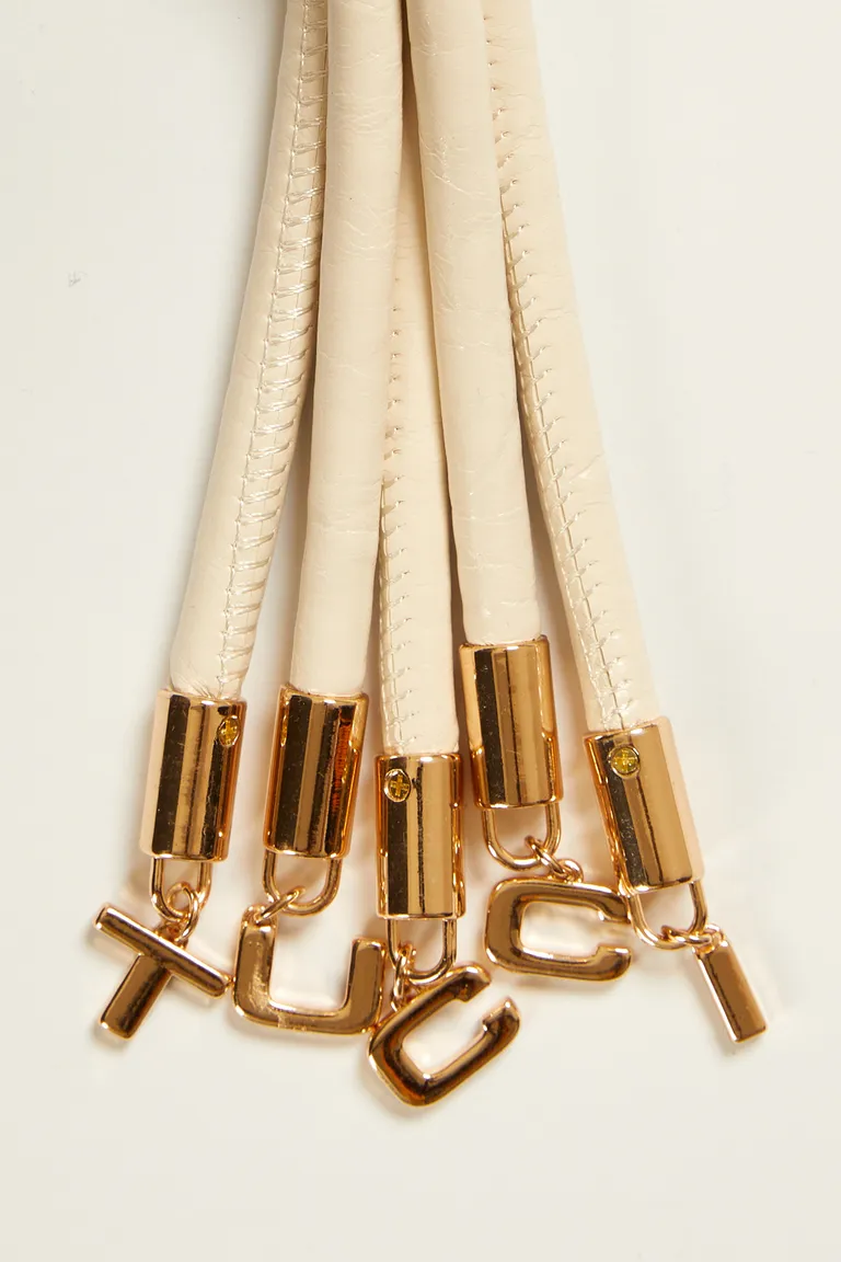 Llavero artesanal con dijes metálicos y mosquetón multiuso para personalizar de Tucci en Llaveros para argentina