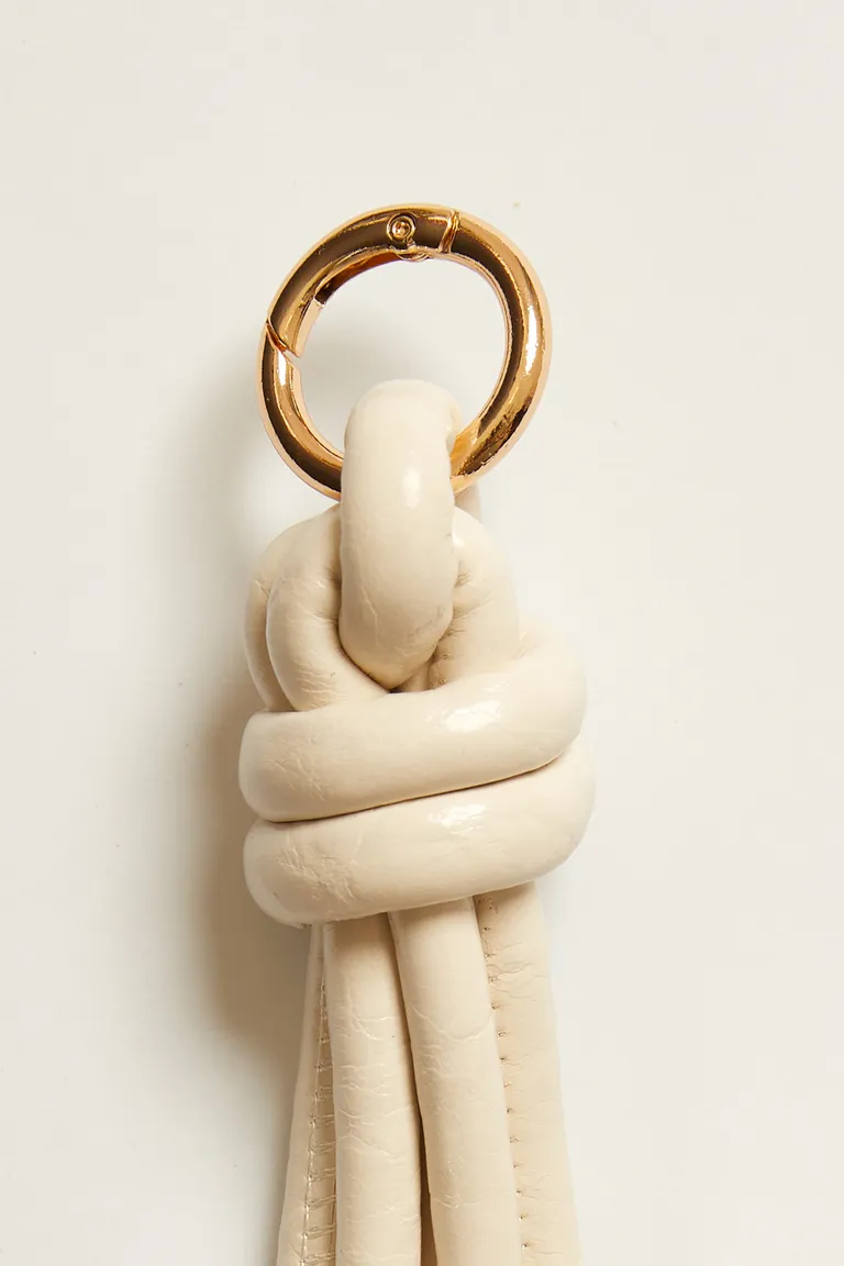 Llavero artesanal con dijes metálicos y mosquetón multiuso para personalizar de Tucci en Llaveros para argentina