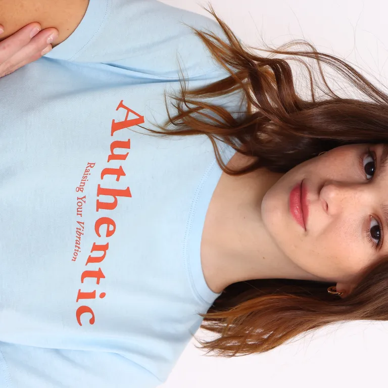 Remera azul de jersey con estampa tipográfica y cuello redondo de Yagmour en Remeras para argentina