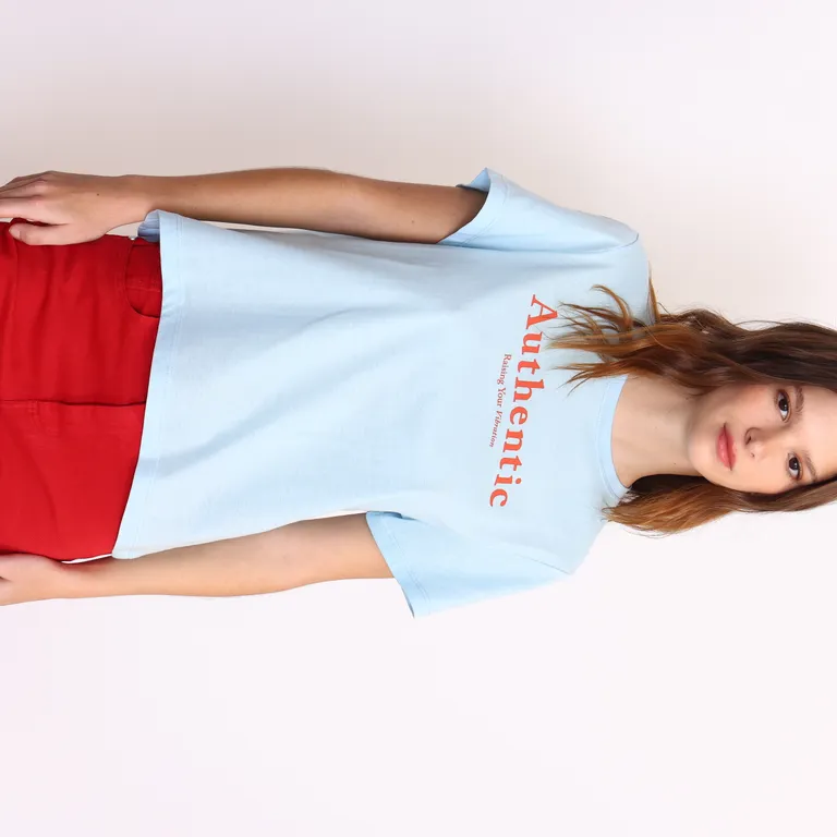 Remera azul de jersey con estampa tipográfica y cuello redondo de Yagmour en Remeras para argentina