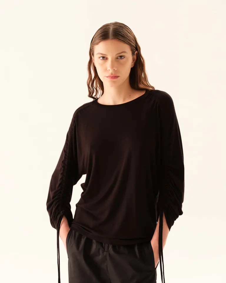 Remera de mujer manga larga raglan con frunces ajustables en puños y calce holgado de Furzai en Remeras para argentina