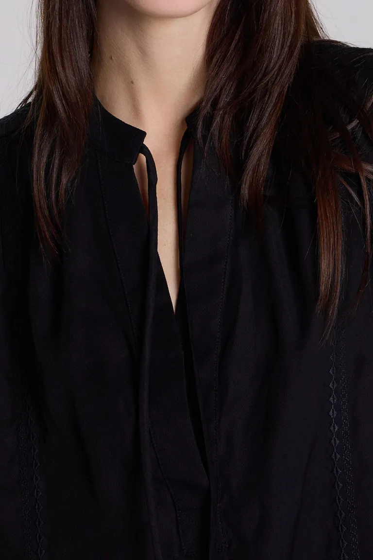 Blusa negra de manga amplia con detalles en el cuello y puños de Maria Cher en Blusas para argentina