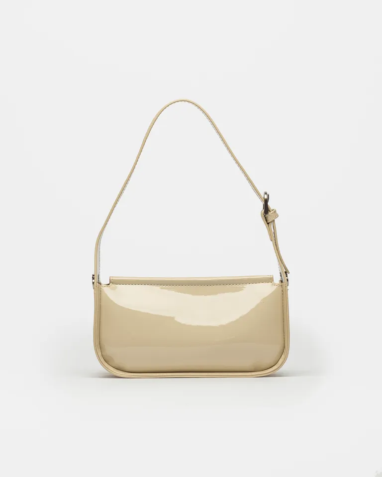 Cartera de hombro en efecto cuero charol, diseño elegante y versátil para uso diurno y nocturno de Prüne en Bolsos y Carteras para argentina