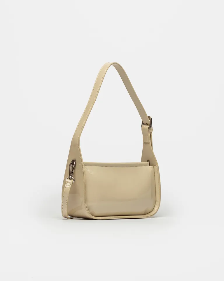 Cartera de hombro en efecto cuero charol, diseño elegante y versátil para uso diurno y nocturno de Prüne en Bolsos y Carteras para argentina