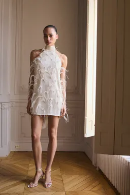 Vestido halter adornado con plumas de Mango en Vestidos para argentina