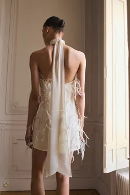 Vestido halter adornado con plumas de Mango en Vestidos para argentina