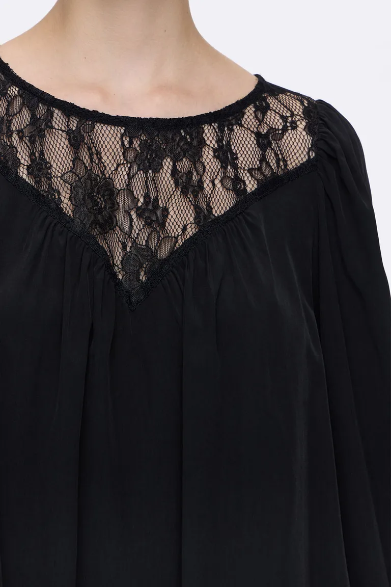 Vestido corto manga larga con detalle de encaje en delantero y cierre trasero de Cuesta Blanca en Vestidos para argentina