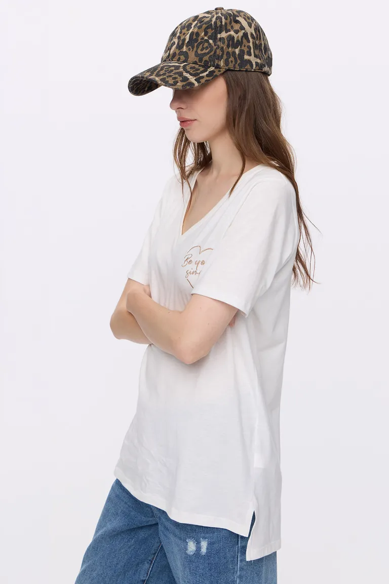 Remera de corte holgado con escote en V y detalle bordado frontal de Cuesta Blanca en Remeras para argentina