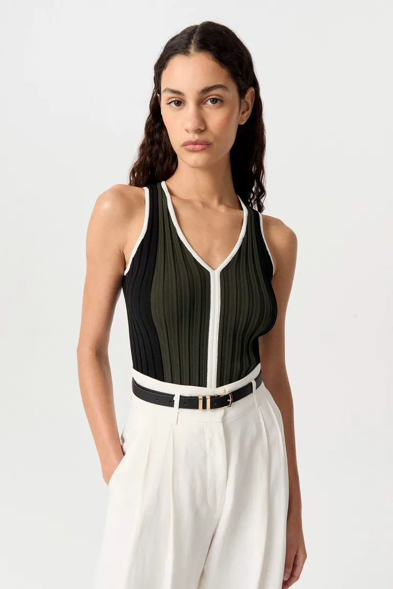 Top de punto acanalado en diseño tricolor con escote en V de Markova en Tops para argentina