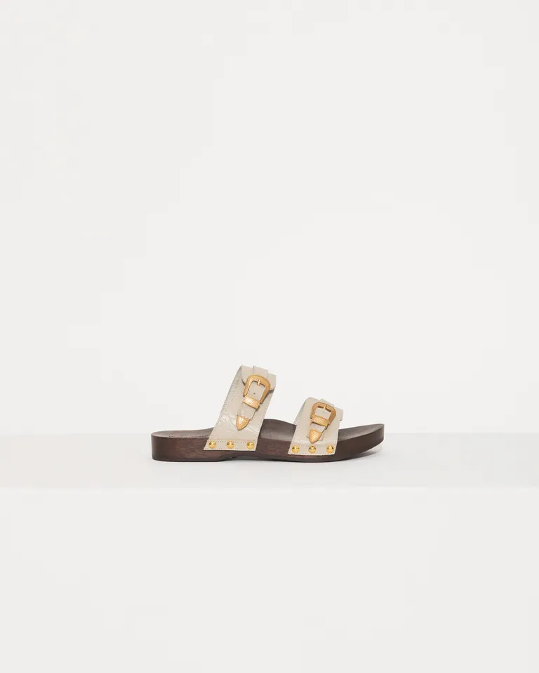 Zuecos de Cuero Marrón con Hebillas Metálicas - Diseño Versátil y Cómodo de Jazmin Chebar en Zuecos Planos para argentina