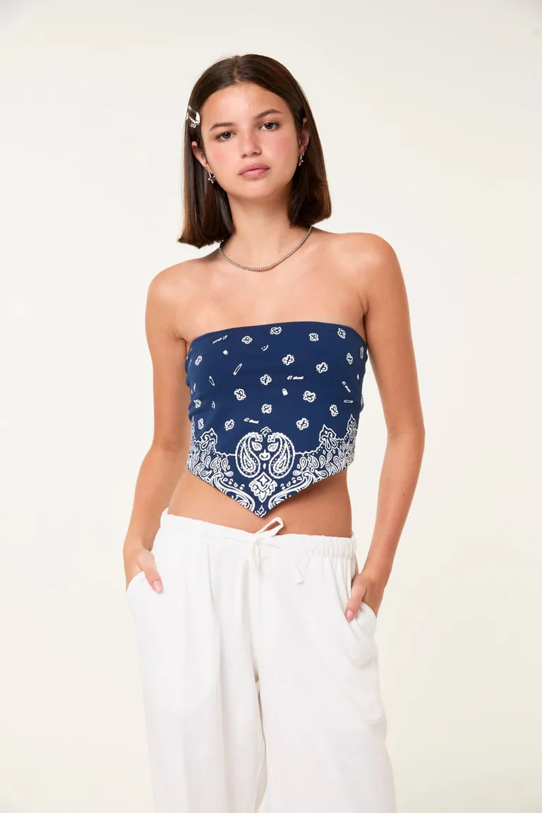 Top femenino sin tirantes con estampa de paisley azul, diseño versátil y cómodo de 47 Street en Tops para argentina