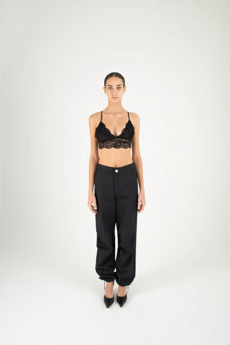 Top en encaje negro con escote en V y breteles regulables de Naíma en Tops para argentina