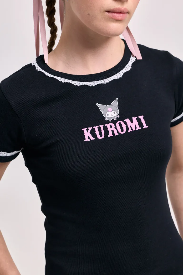 Remera de manga corta con estampa frontal del personaje Kuromi y detalle de puntilla en cuello y mangas de 47 Street en Remeras para argentina