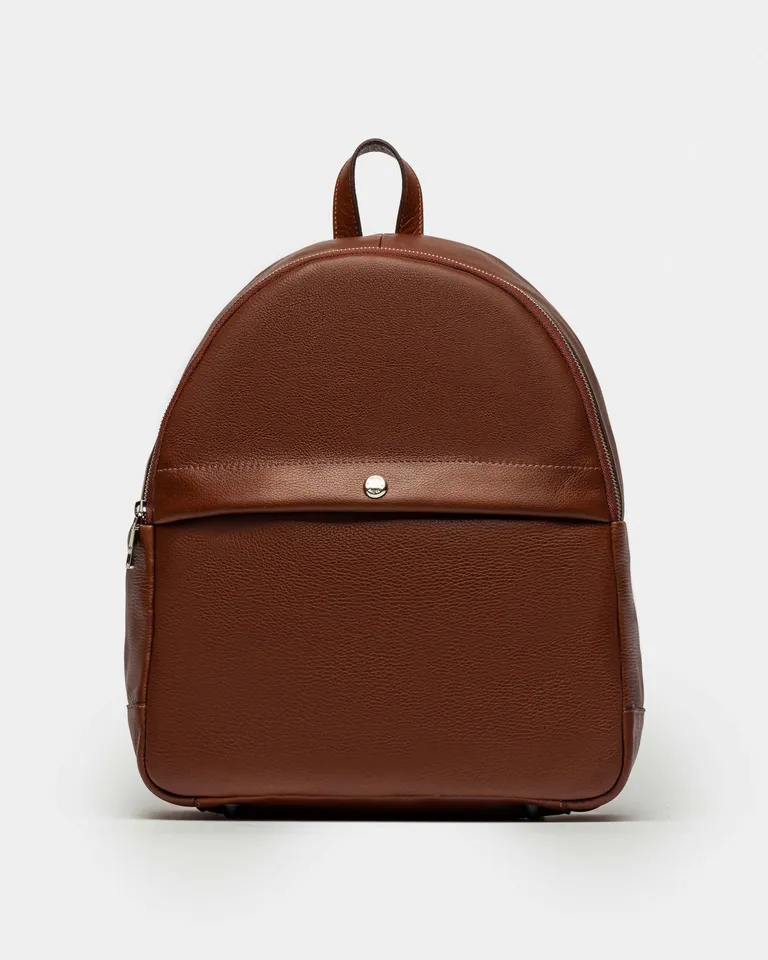 Mochila de cuero marrón con estilo urbano y diseño versátil para uso diario de Prüne en Mochilas para argentina