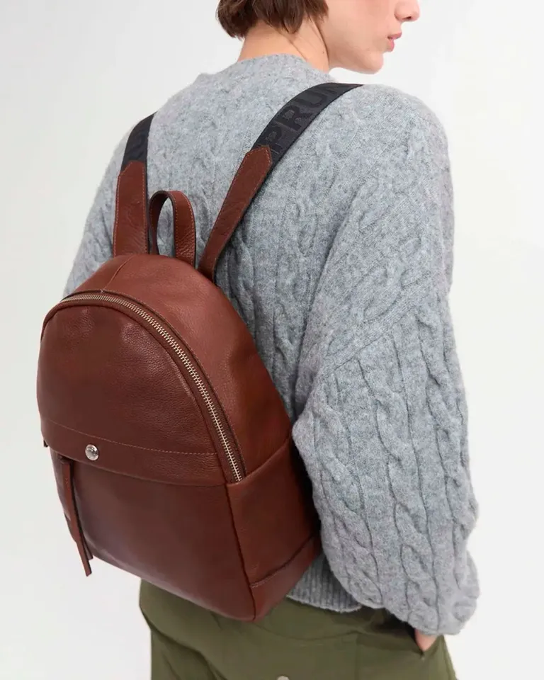 Mochila de cuero marrón con estilo urbano y diseño versátil para uso diario de Prüne en Mochilas para argentina