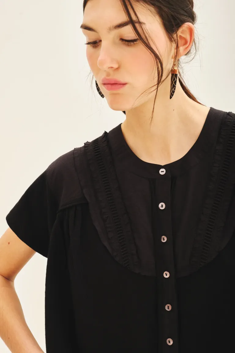 Camisa de manga corta con detalles de volados y frunces en negro de Rapsodia en Camisas para argentina