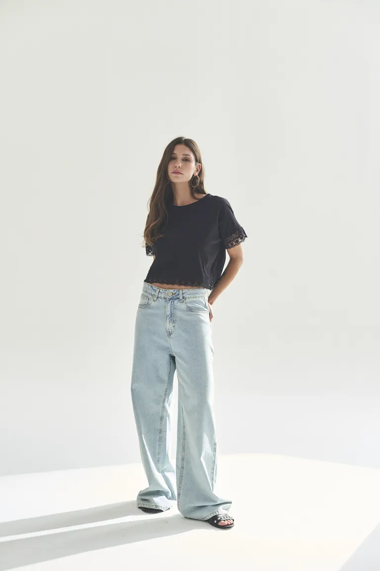 Remera negra de manga corta para mujer, un básico de moda esencial en el guardarropa de Akiabara en Remeras para argentina