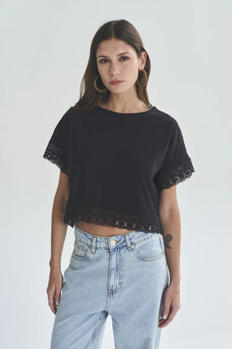 Remera negra de manga corta para mujer, un básico de moda esencial en el guardarropa de Akiabara en Remeras para argentina