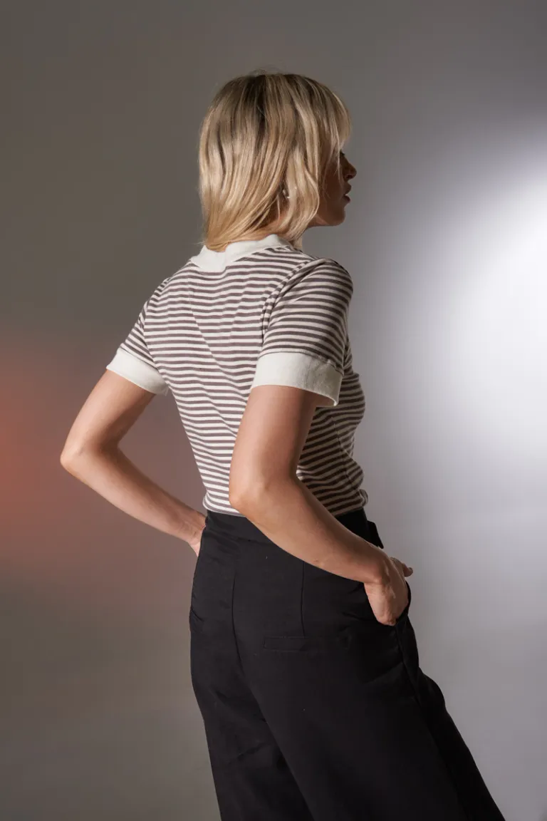 Remera de rayas en blanco y gris, de diseño básico y versatilidad ideal para el día a día de Apricot en Remeras para argentina