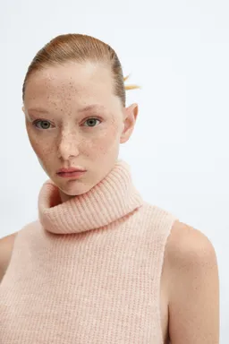 Top tejido cuello alto de Mango en Buzos y Sweaters para argentina