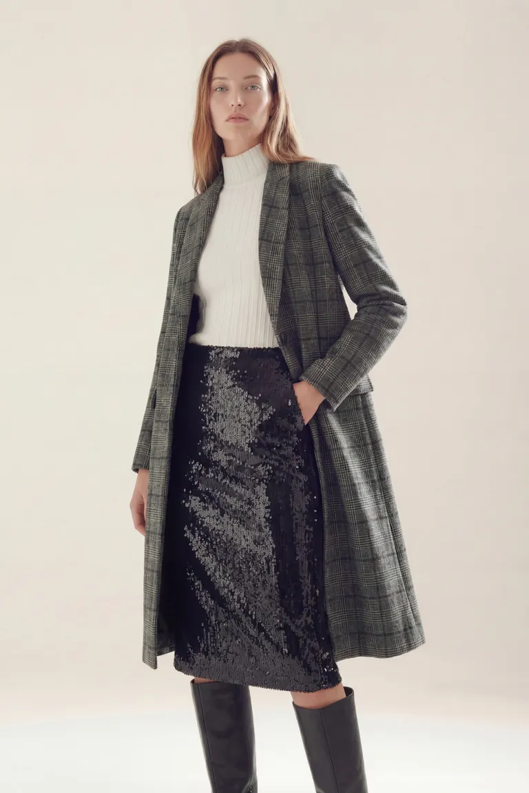 Pollera larga de corte recto con acabado brillante y ajuste al cuerpo de Akiabara en Faldas para argentina