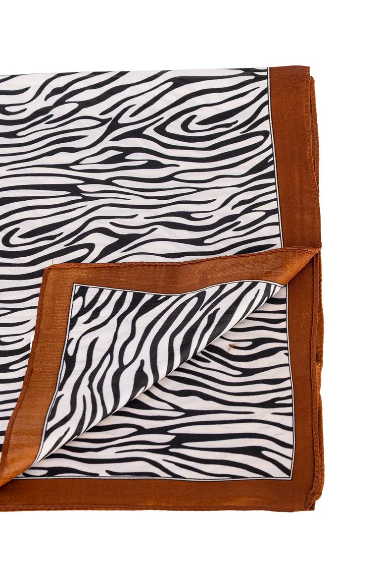 Pañuelo marrón con diseño étnico y textura trenzada para un toque boho chic de Kill en Bufandas y Pañuelos para argentina