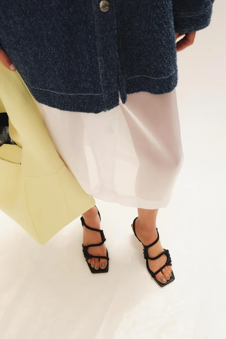 Sandalias de tiras cruzadas y anudadas al tobillo de Mishka en Sandalias para argentina