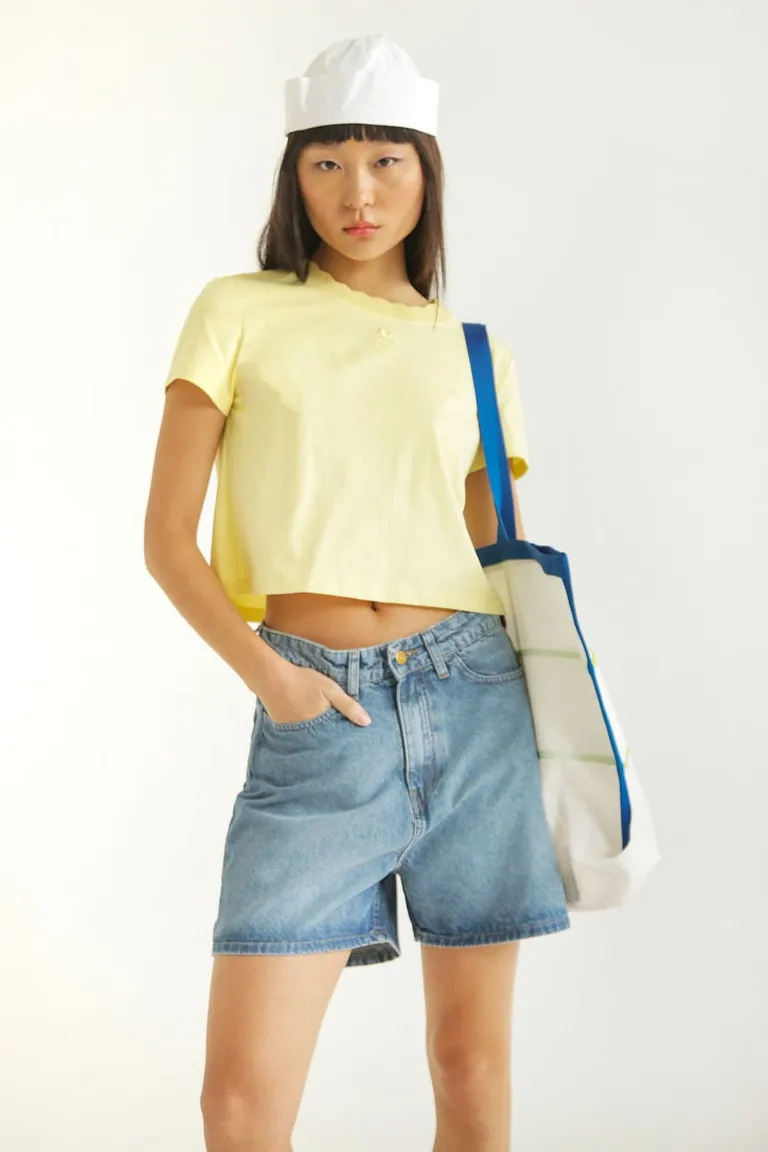 Remera manga corta de algodón con cuello tejido y bordado central, un diseño único y romántico de Las Pepas en Remeras para argentina