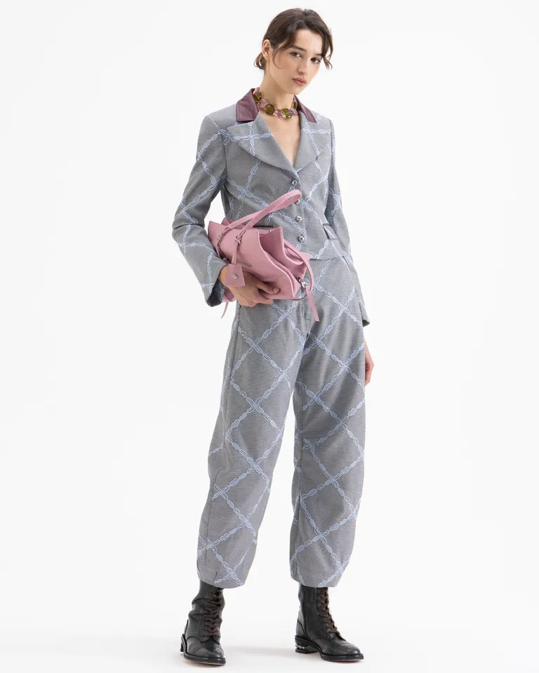 Chaqueta cropped de corte sastrero con diseño geométrico y detalles en cuello y bolsillos de Jazmin Chebar en Chaquetas para argentina