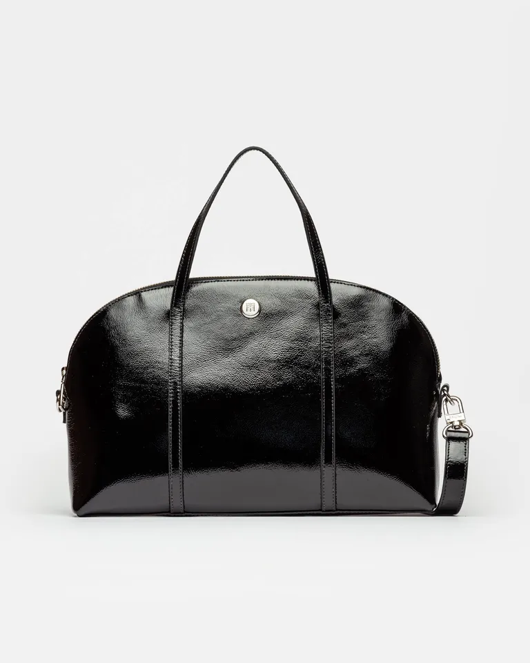 Cartera de mano Bonnie en charol negro con detalles metálicos y estilo vintage de Prüne en Bolsos y Carteras para argentina