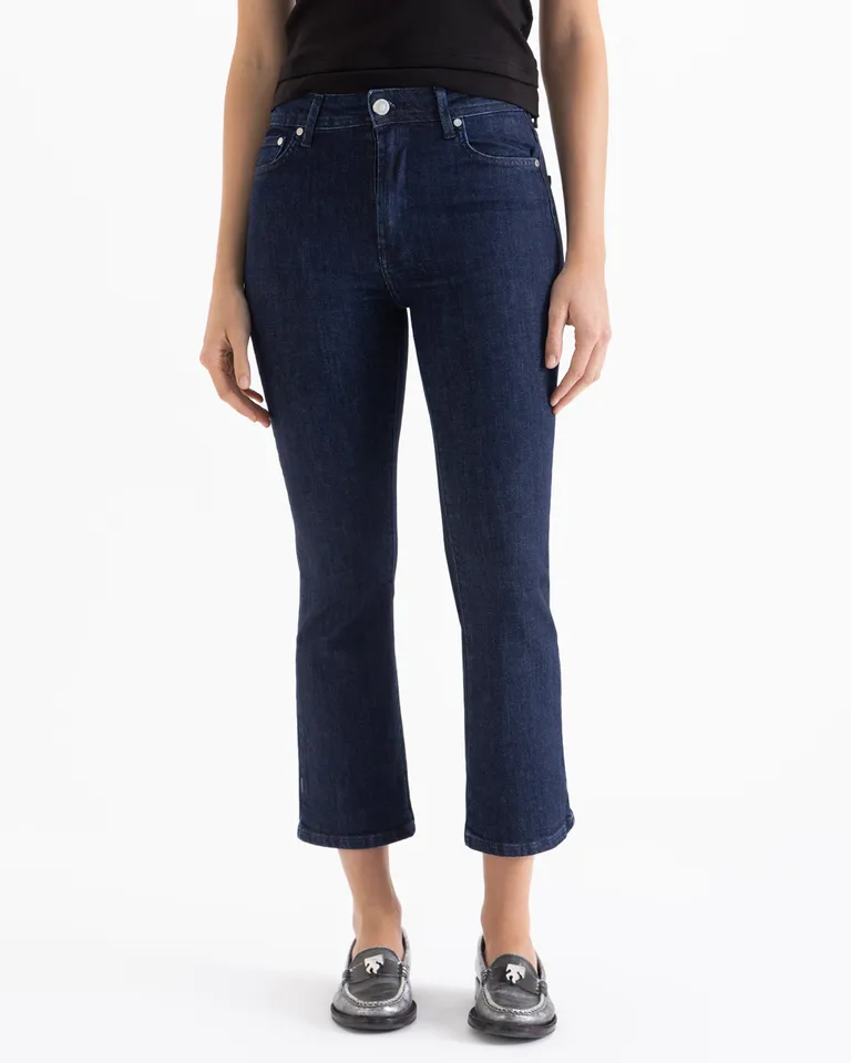 Pantalón de corte cropped con tiro medio y botamanga ligeramente acampanada de Jazmin Chebar en Pantalones para argentina