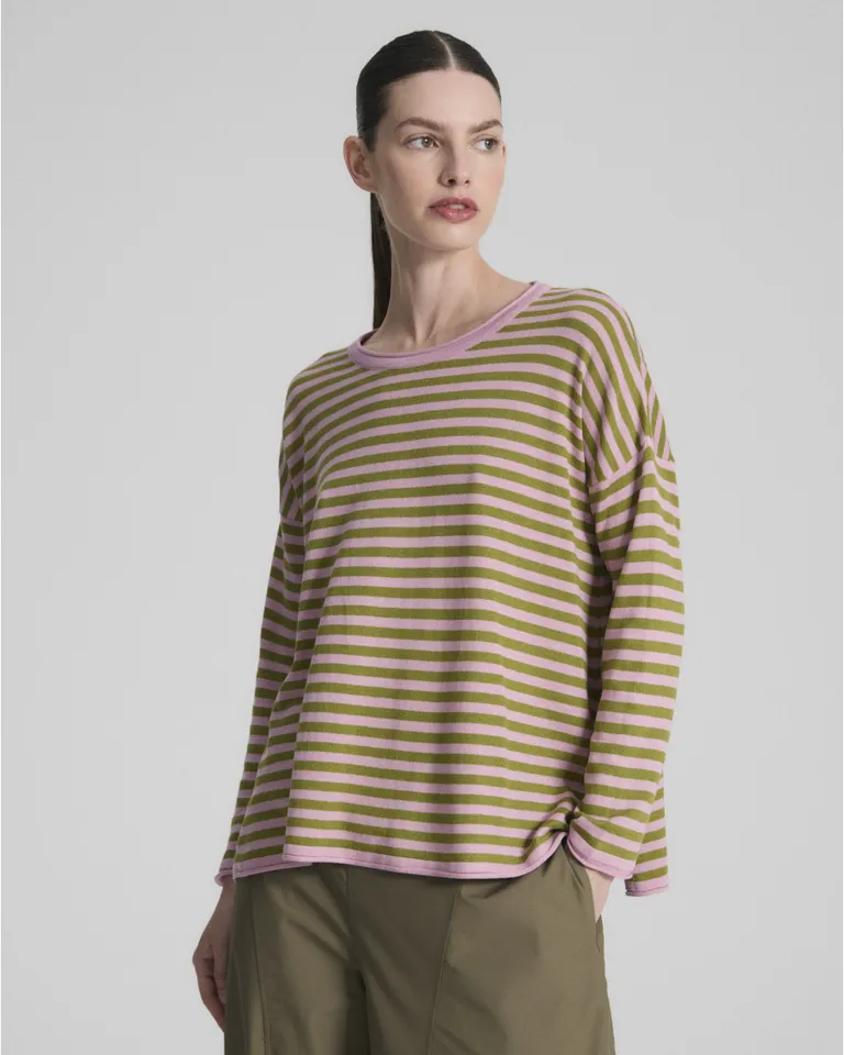 Remera de mangas largas con diseño de rayas horizontales, cuello alto y tajos laterales en el ruedo de Blue Sheep en Remeras para argentina