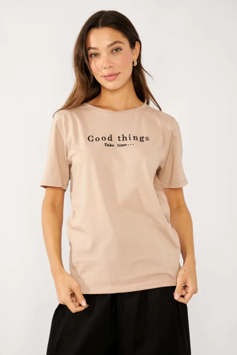 Remera de algodón beige con estampa gráfica 'Good things' de Belle en Remeras para argentina
