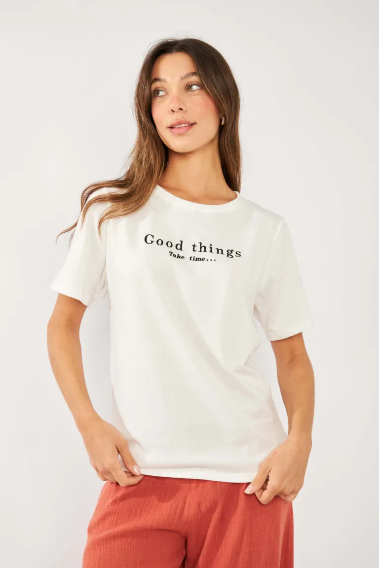 Remera de algodón beige con estampa gráfica 'Good things' de Belle en Remeras para argentina