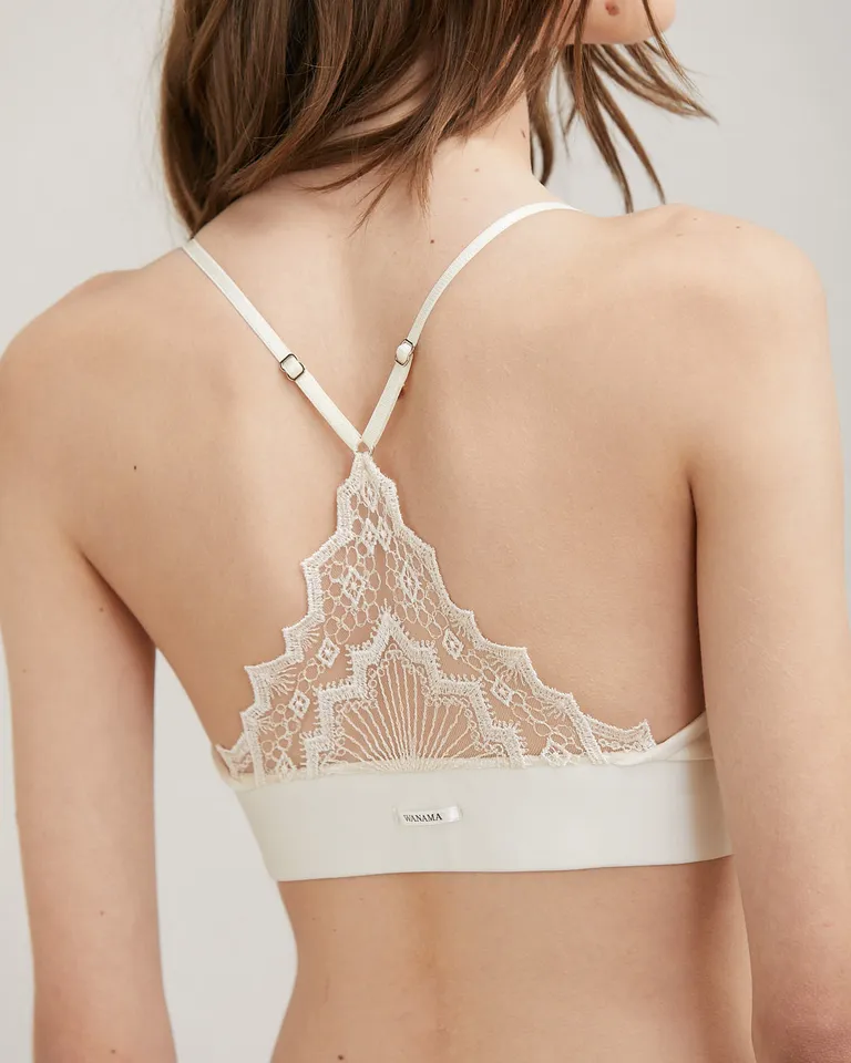 Top de tirantes finos con escote en V y detalle de aplique en la espalda de Wanama en Tops para argentina