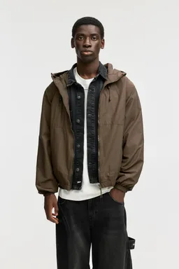 Piloto capucha de Pull&Bear en Abrigos y Camperas para argentina