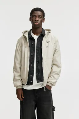 Piloto capucha de Pull&Bear en Abrigos y Camperas para argentina