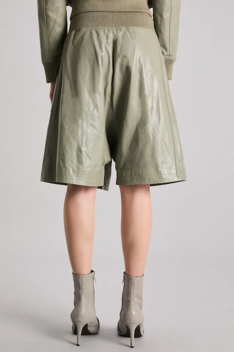 Bermuda relajada con tiro largo, cintura tejida y bolsillo con broche personalizado de Kosiuko en Shorts para argentina