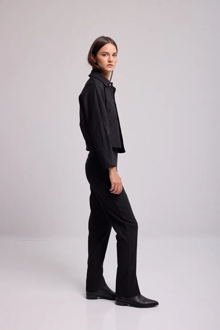 Chaqueta de corte cuadrado con cuello camisero, pinzas traseras y cierre frontal de broches de Kill en Chaquetas para argentina