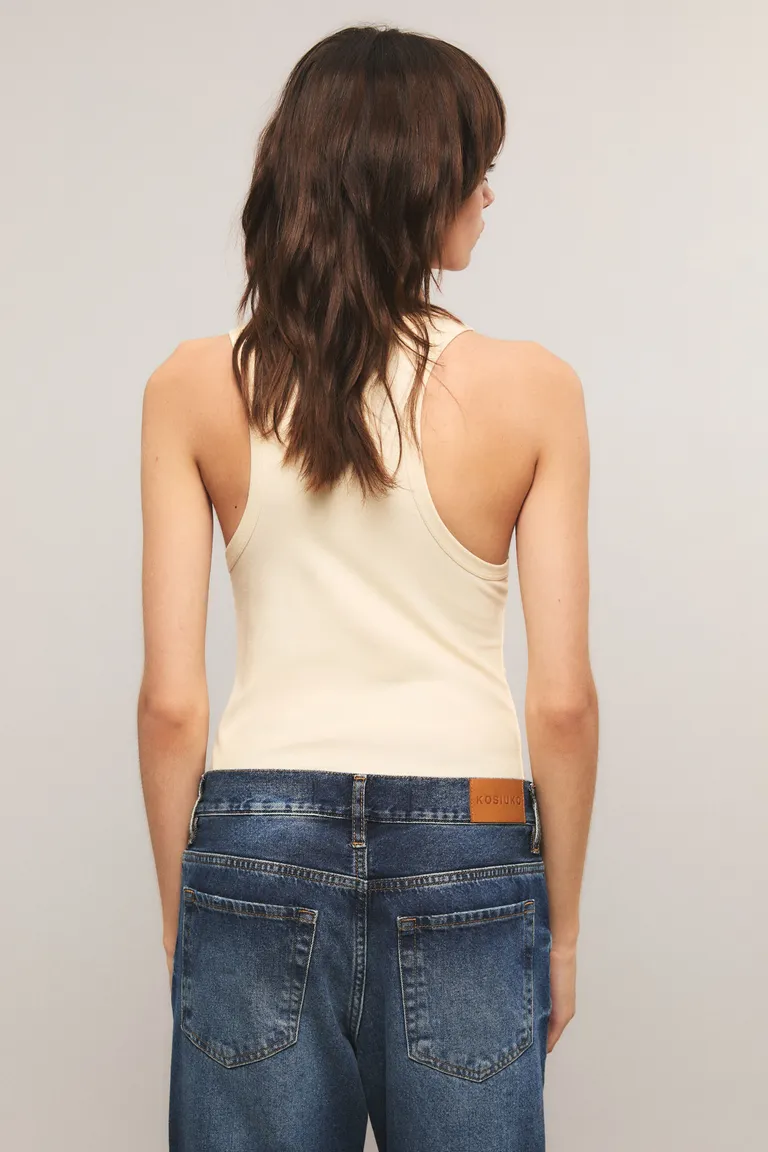 Musculosa de calce ajustado con cuello redondo, diseño sin mangas y detalle bordado en el frente de Kosiuko en Tops para argentina