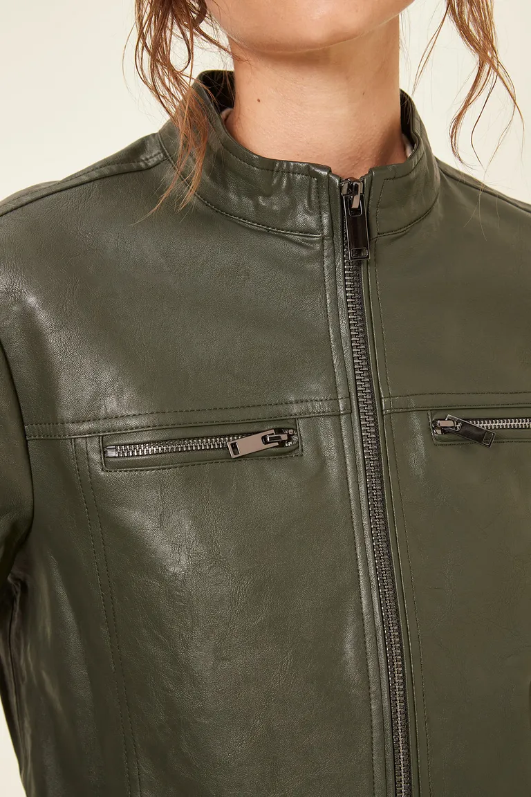 Campera de mujer corta con cuello mao y cierre frontal metálico de Cuesta Blanca en Chaquetas para argentina