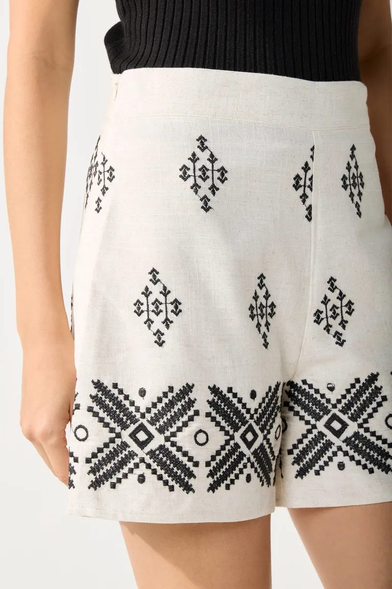 Falda bordada corta con diseño único y estampado de Cuesta Blanca en Faldas para argentina