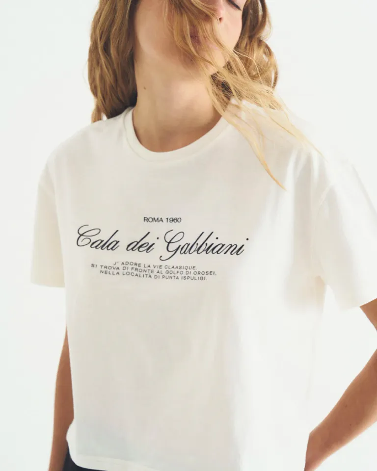 Remera de Mujer Blanca con Estampado de Texto Elegante de Sky en Remeras para argentina