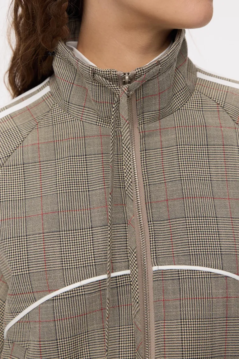 Campera sastrera con cierre frontal, cuello alto ajustable y diseño de mangas amplias tipo dolman de Cuesta Blanca en Chaquetas para argentina