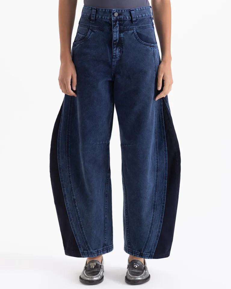 Pantalón slouchy de tiro medio con largo al tobillo, pinzas en rodillas y recortes laterales con detalle bordado de Jazmin Chebar en Pantalones para argentina