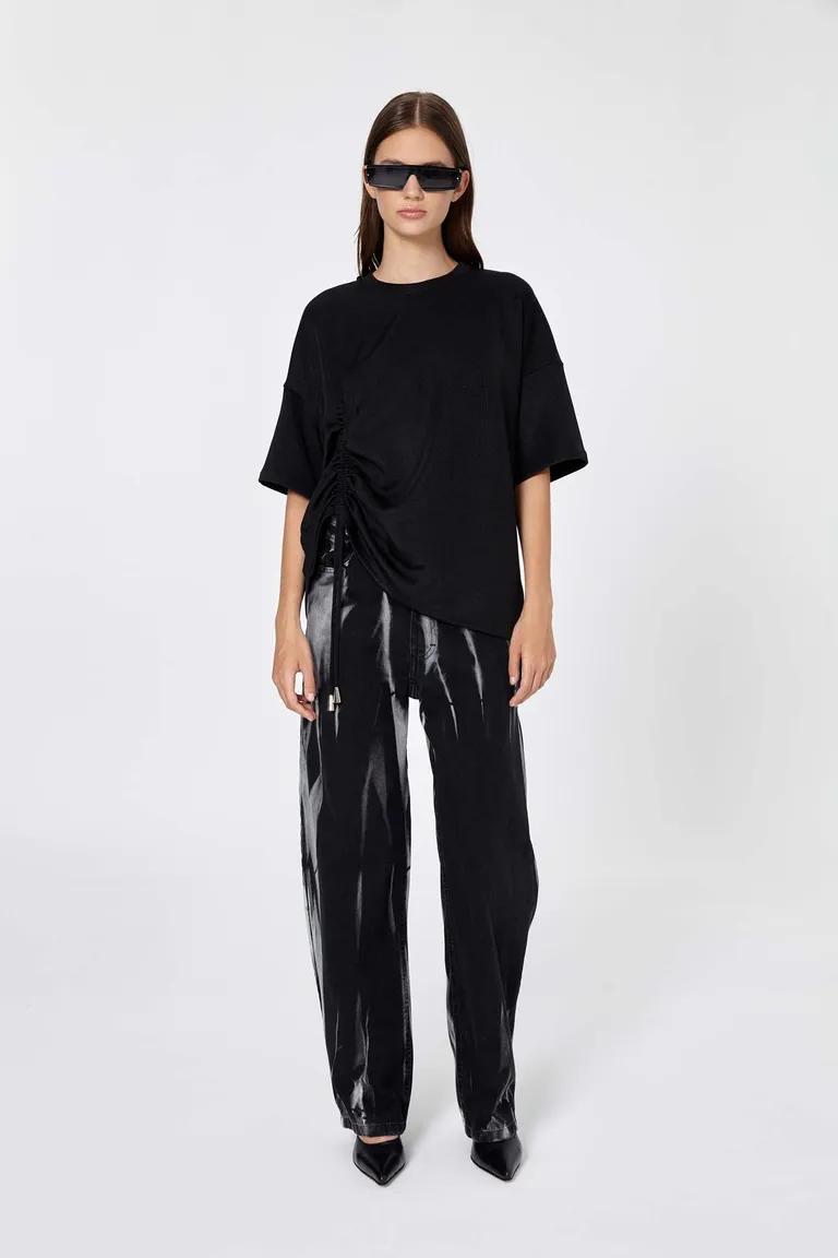 Remera oversize negra de diseño moderno y de corte amplio de Naíma en Remeras para argentina