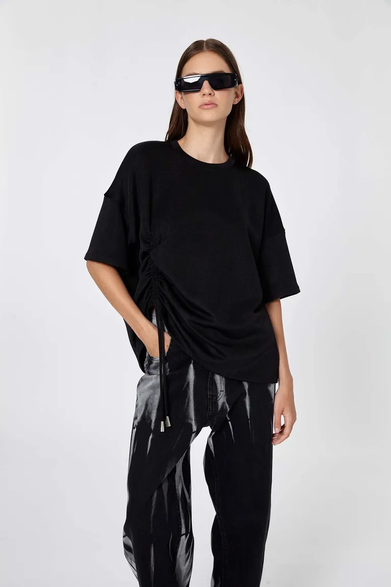 Remera oversize negra de diseño moderno y de corte amplio de Naíma en Remeras para argentina